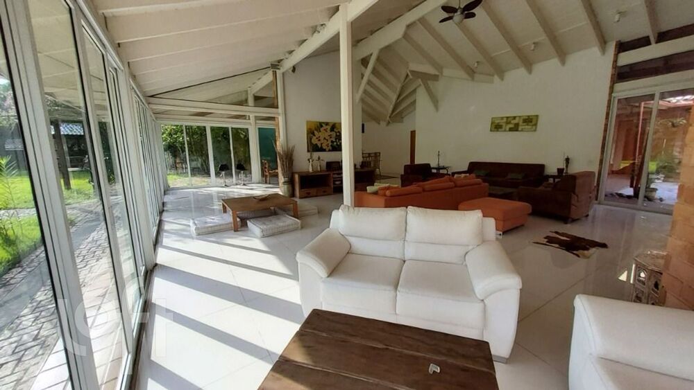 Casa à venda com 6 quartos, 800m² - Foto 1