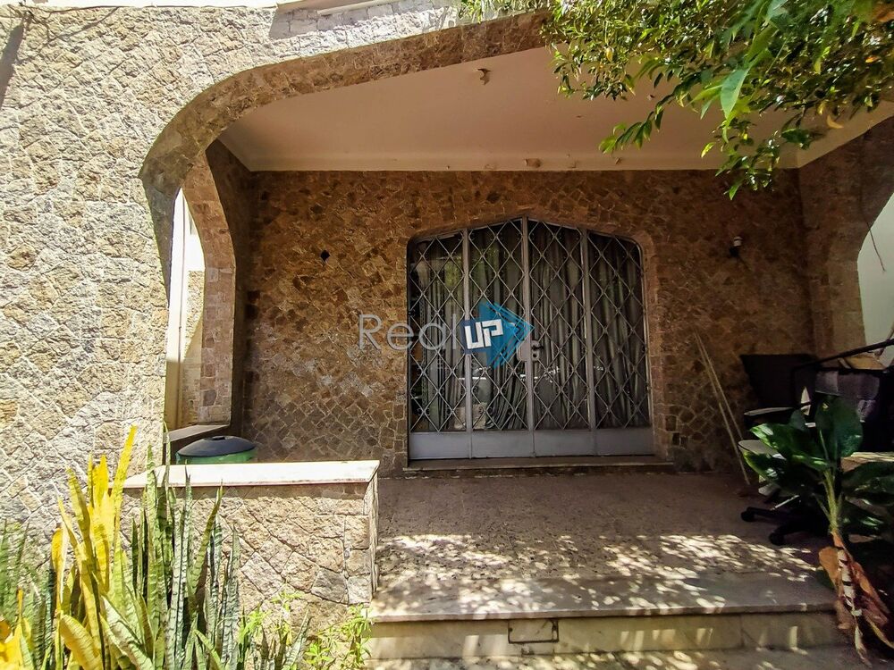Casa à venda com 3 quartos, 216m² - Foto 1