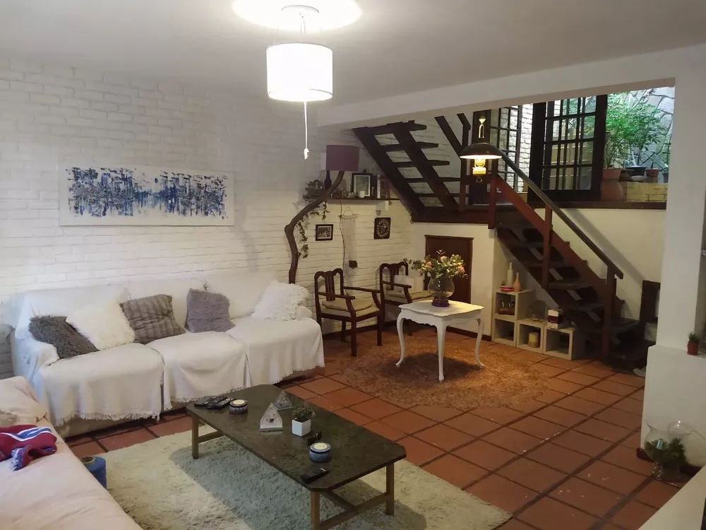 Casa à venda com 7 quartos, 190m² - Foto 1