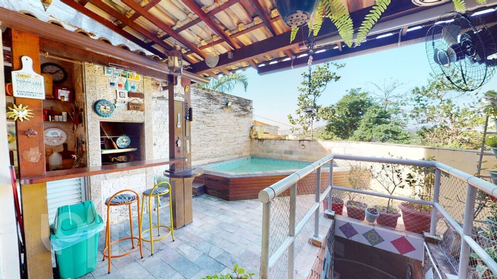 Casa à venda com 4 quartos, 270m² - Foto 1