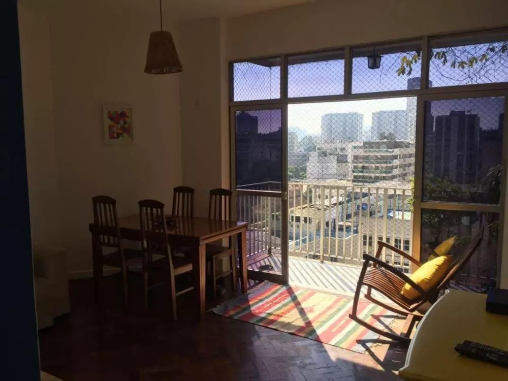 Apartamento à venda com 2 quartos, 70m² - Foto 2