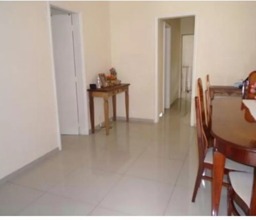 Casa à venda com 4 quartos, 210m² - Foto 2