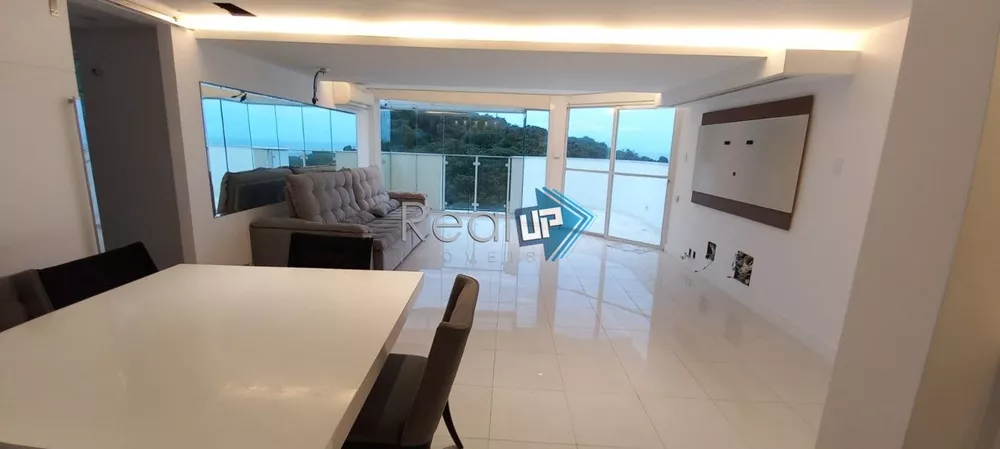 Apartamento à venda com 3 quartos, 229m² - Foto 2