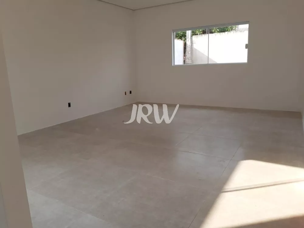 Casa à venda com 3 quartos, 250m² - Foto 1