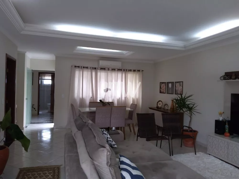 Casa à venda com 3 quartos, 300m² - Foto 4