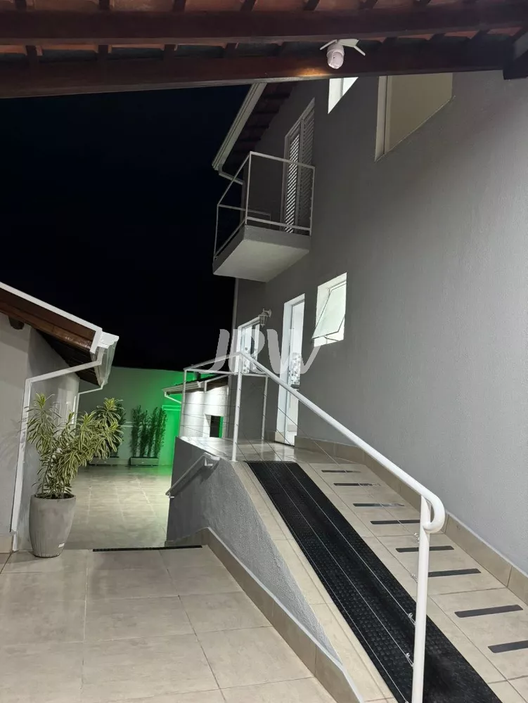 Casa à venda com 3 quartos, 250m² - Foto 1