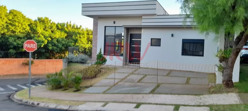 Casa à venda com 3 quartos, 271m² - Foto 1