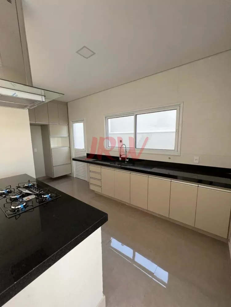 Casa à venda com 3 quartos, 337m² - Foto 2