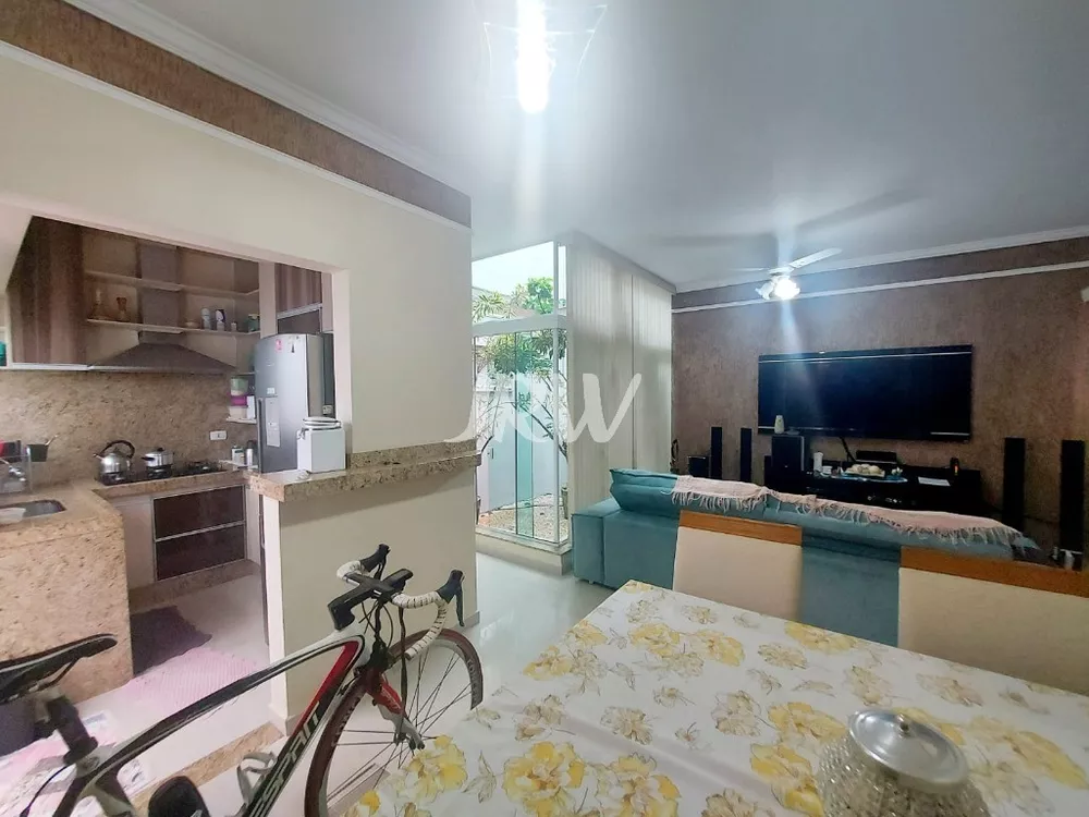 Casa à venda com 3 quartos, 150m² - Foto 1