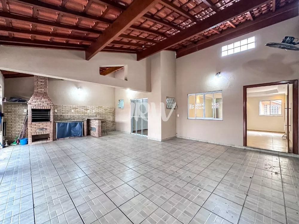 Casa à venda com 3 quartos, 200m² - Foto 1