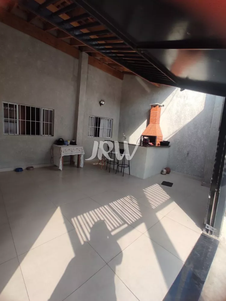 Casa à venda com 3 quartos, 240m² - Foto 1