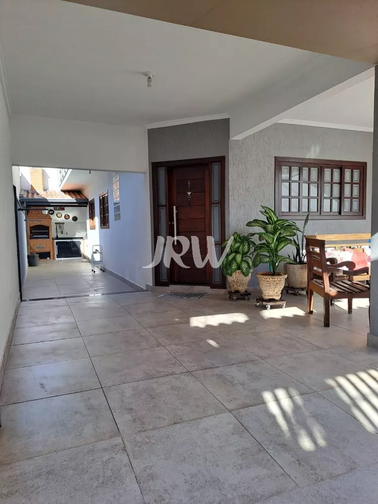 Casa à venda com 3 quartos, 188m² - Foto 1