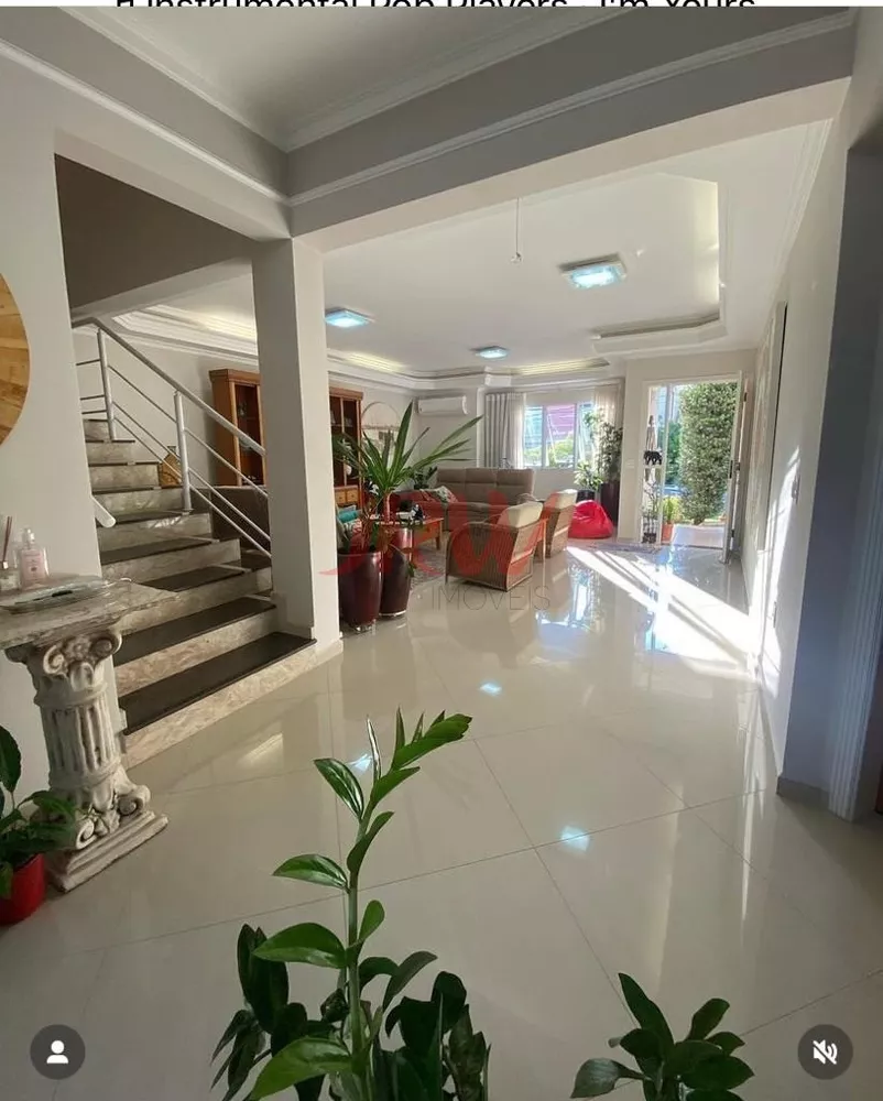 Casa à venda com 3 quartos, 300m² - Foto 1