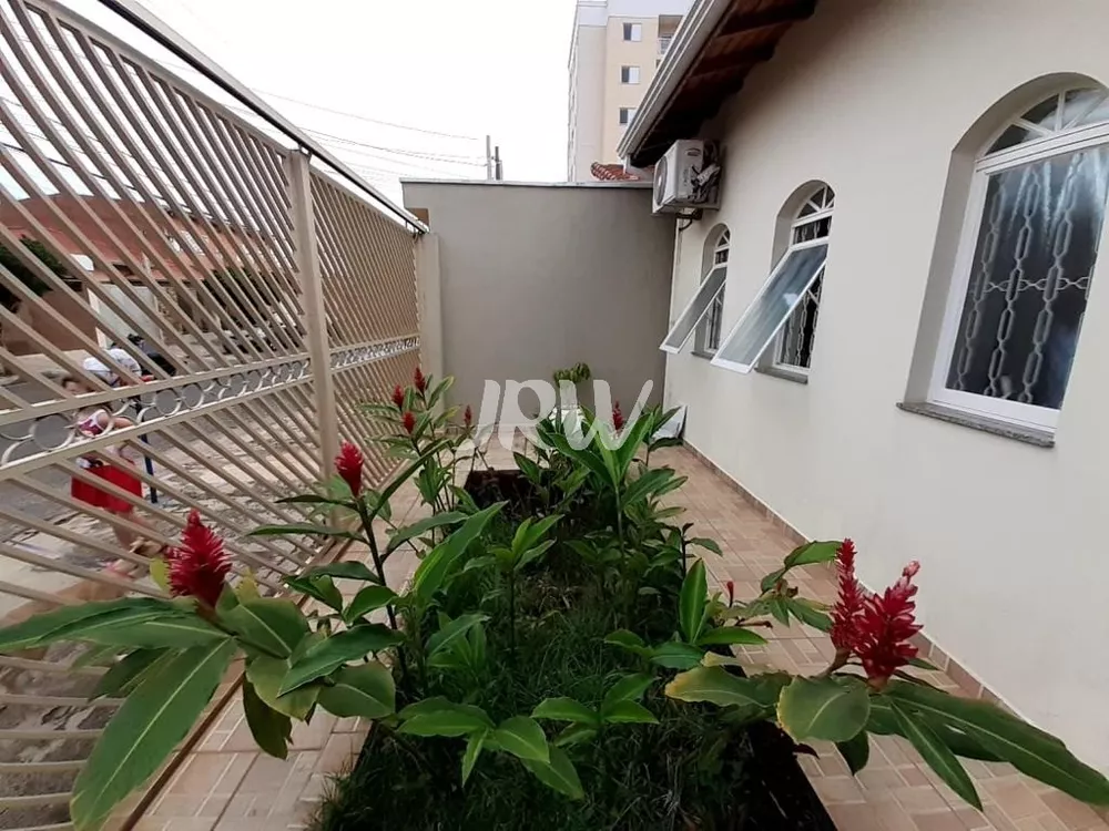 Casa à venda com 2 quartos, 300m² - Foto 3