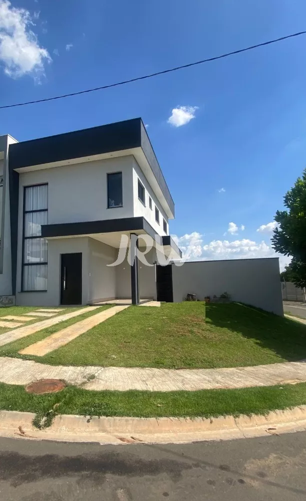 Casa à venda com 3 quartos, 228m² - Foto 1