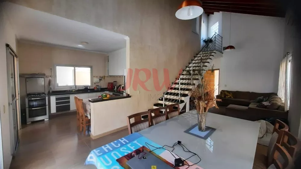 Casa à venda com 3 quartos, 303m² - Foto 1