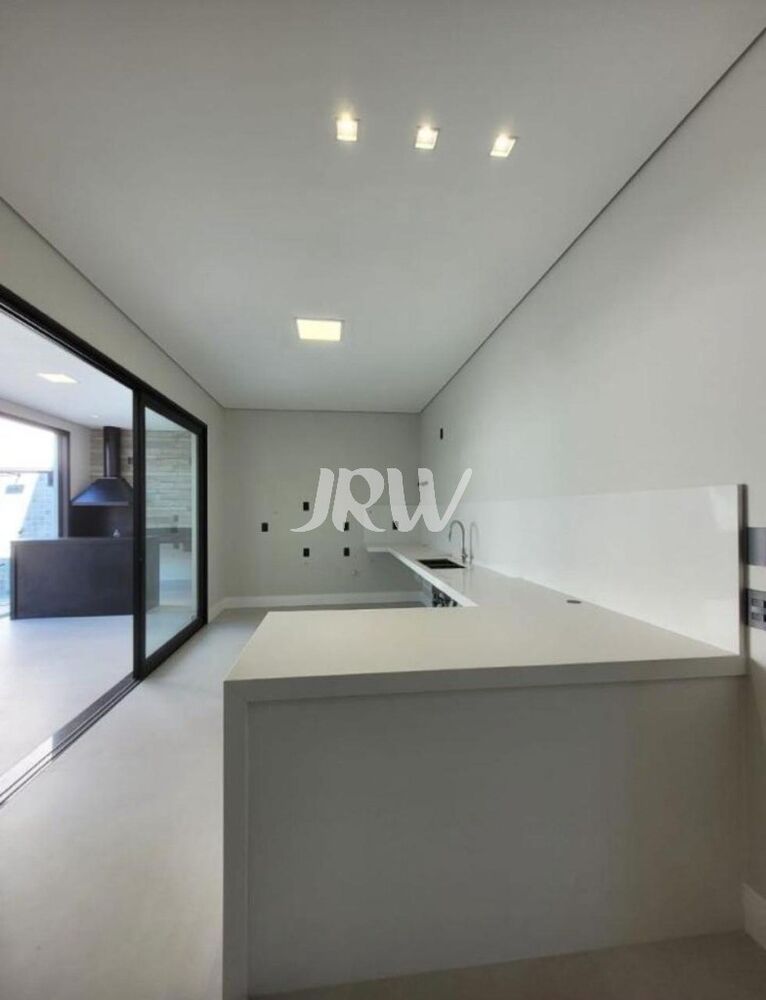 Casa à venda com 3 quartos, 300m² - Foto 2