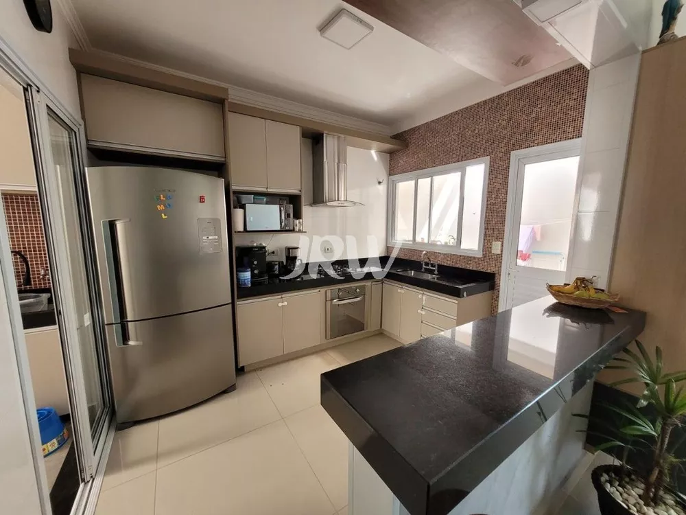 Casa à venda com 3 quartos, 150m² - Foto 1