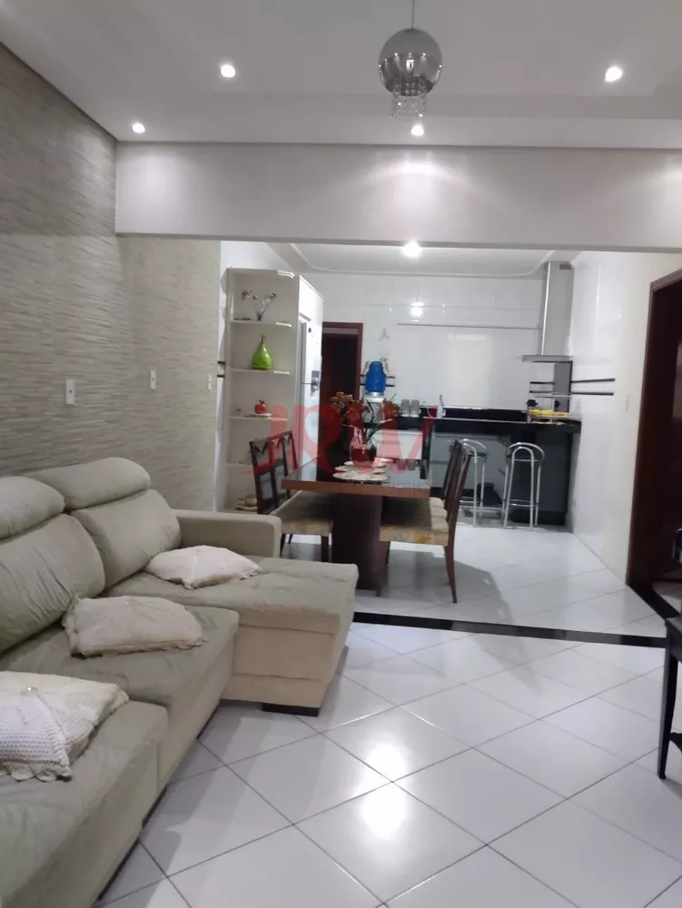 Casa à venda com 3 quartos, 173m² - Foto 1