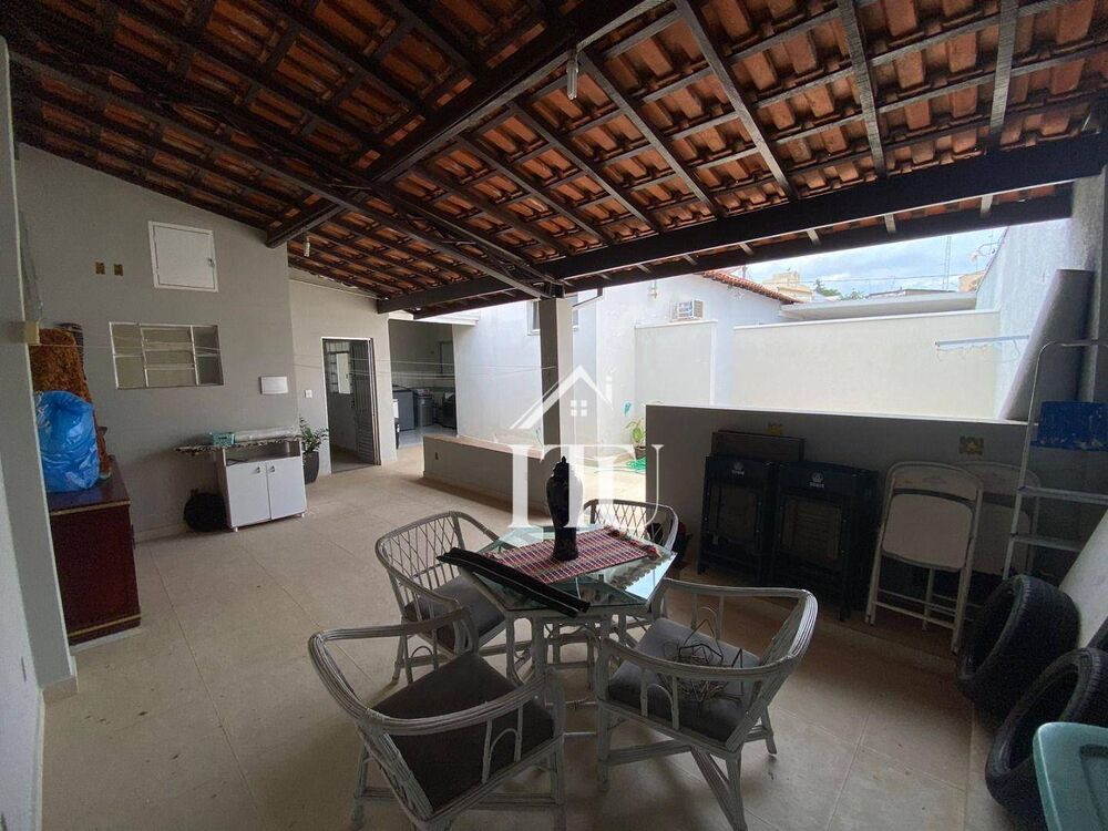 Casa à venda com 4 quartos, 200m² - Foto 3