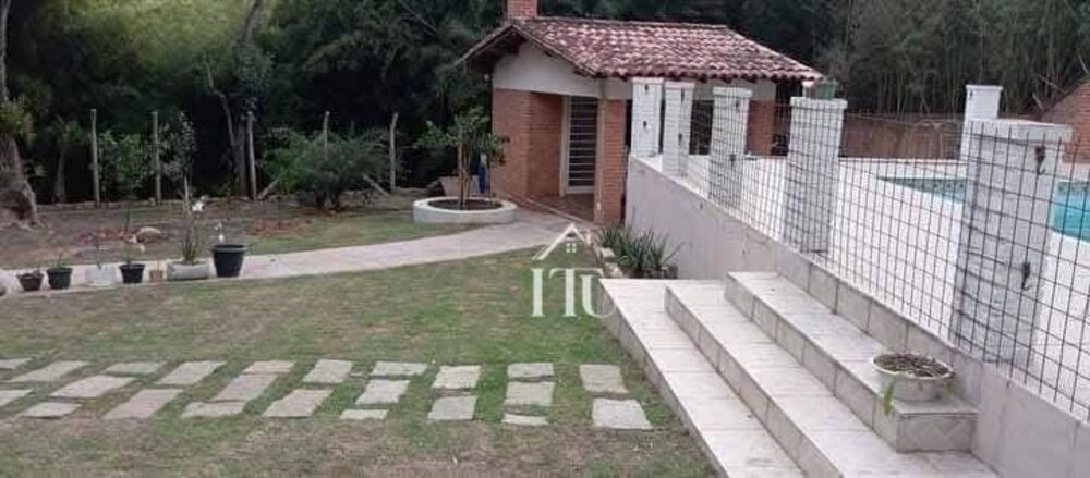 Chácara à venda com 5 quartos, 259m² - Foto 1