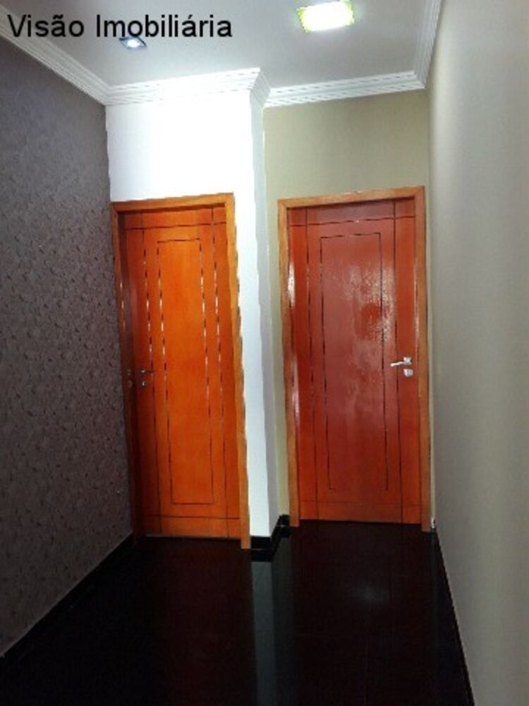 Casa à venda com 4 quartos, 260m² - Foto 1