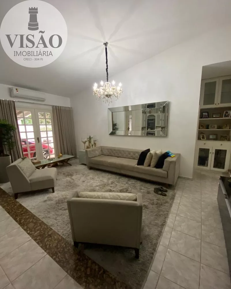 Casa à venda com 4 quartos, 250m² - Foto 1