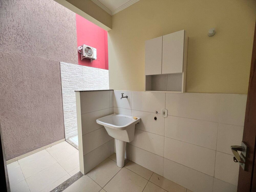 Casa para alugar com 3 quartos, 97m² - Foto 1