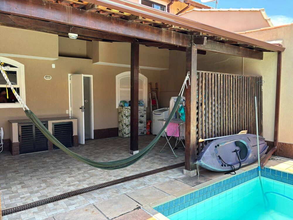Casa à venda com 4 quartos, 99m² - Foto 1