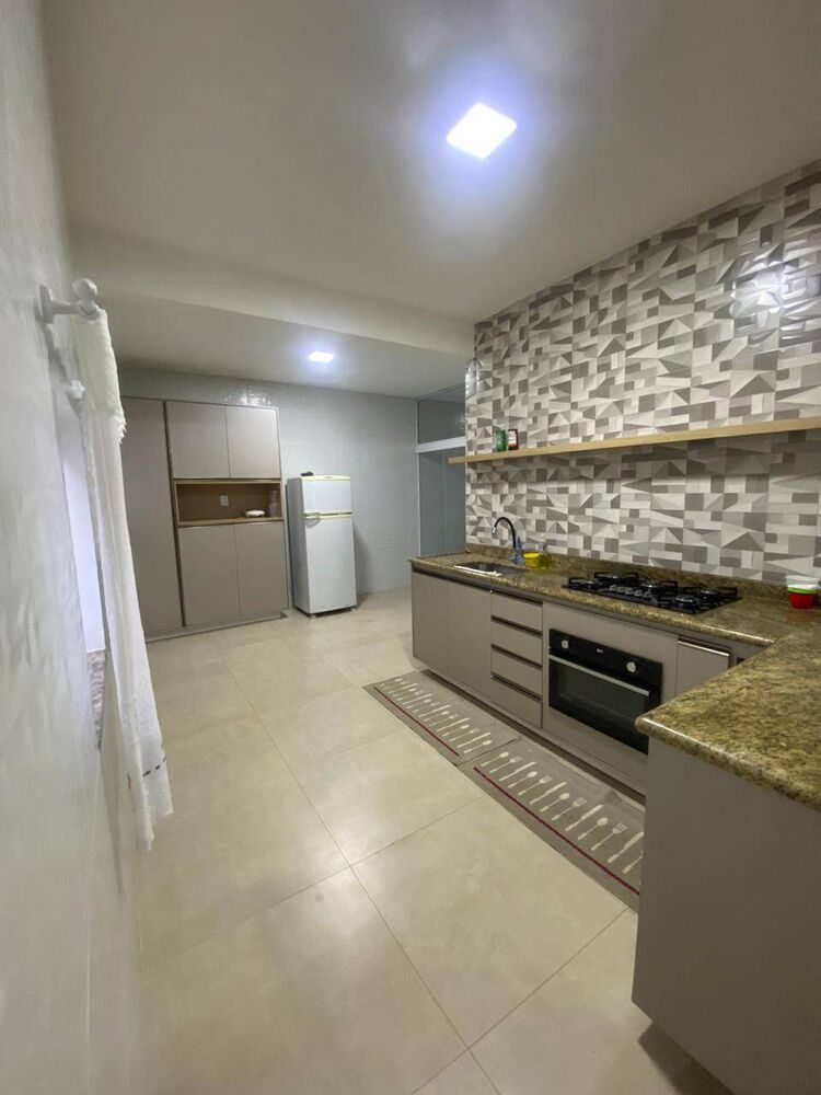 Casa para alugar com 3 quartos, 180m² - Foto 1