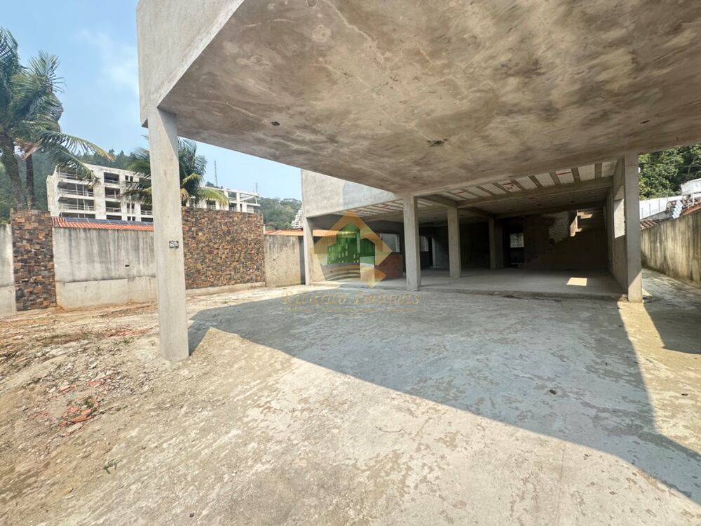Casa à venda com 4 quartos, 320m² - Foto 1