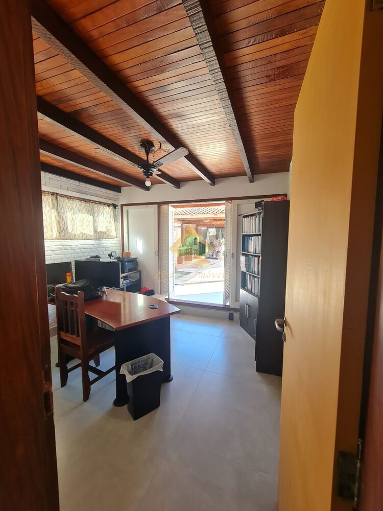 Casa à venda com 5 quartos, 181m² - Foto 3
