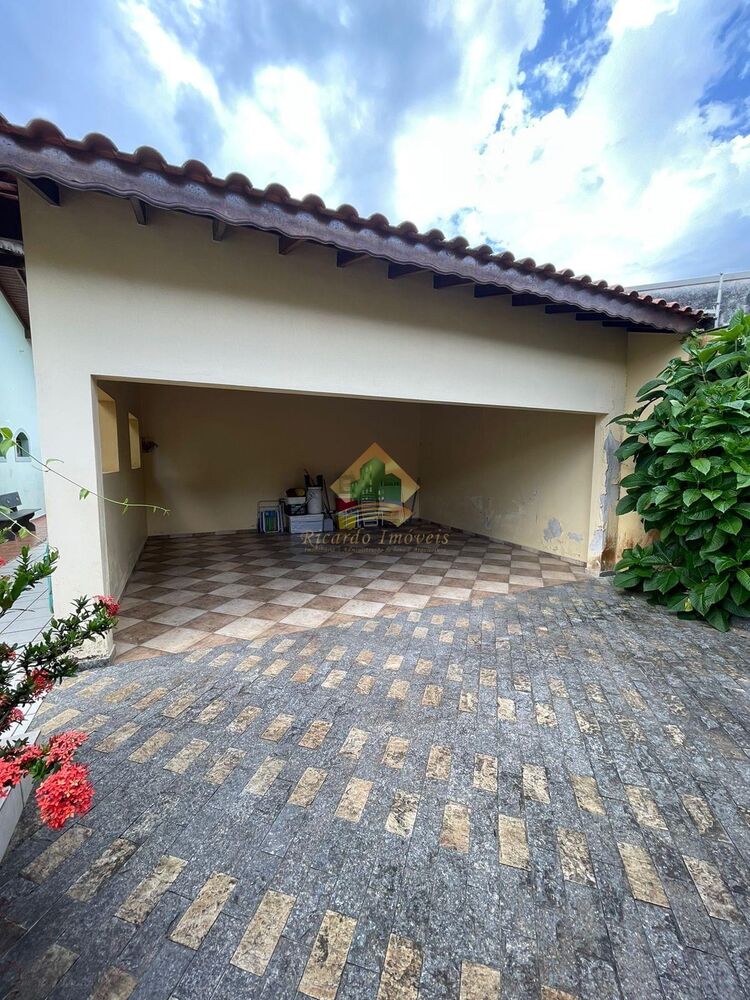 Casa à venda com 3 quartos, 214m² - Foto 1