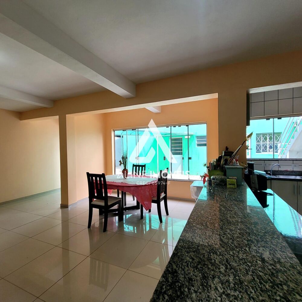 Casa à venda com 6 quartos, 228m² - Foto 1