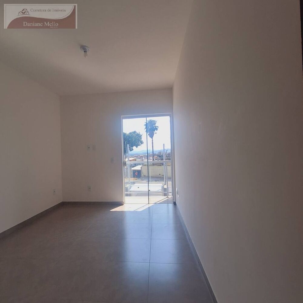 Casa à venda com 2 quartos, 60m² - Foto 4