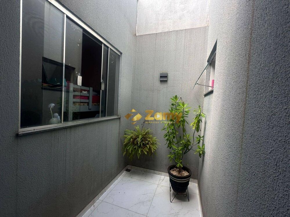 Casa à venda com 2 quartos, 100m² - Foto 1