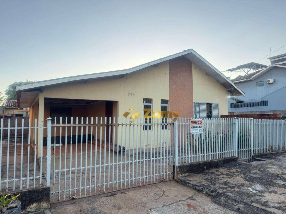 Casa à venda com 3 quartos, 206m² - Foto 1
