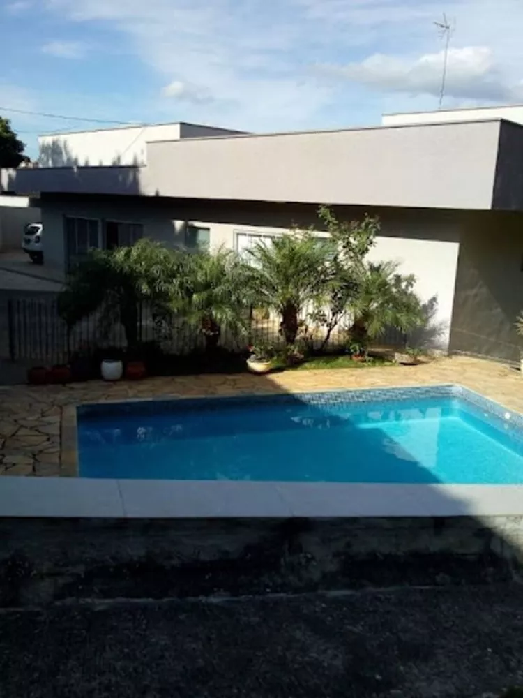 Casa à venda com 3 quartos, 235m² - Foto 1