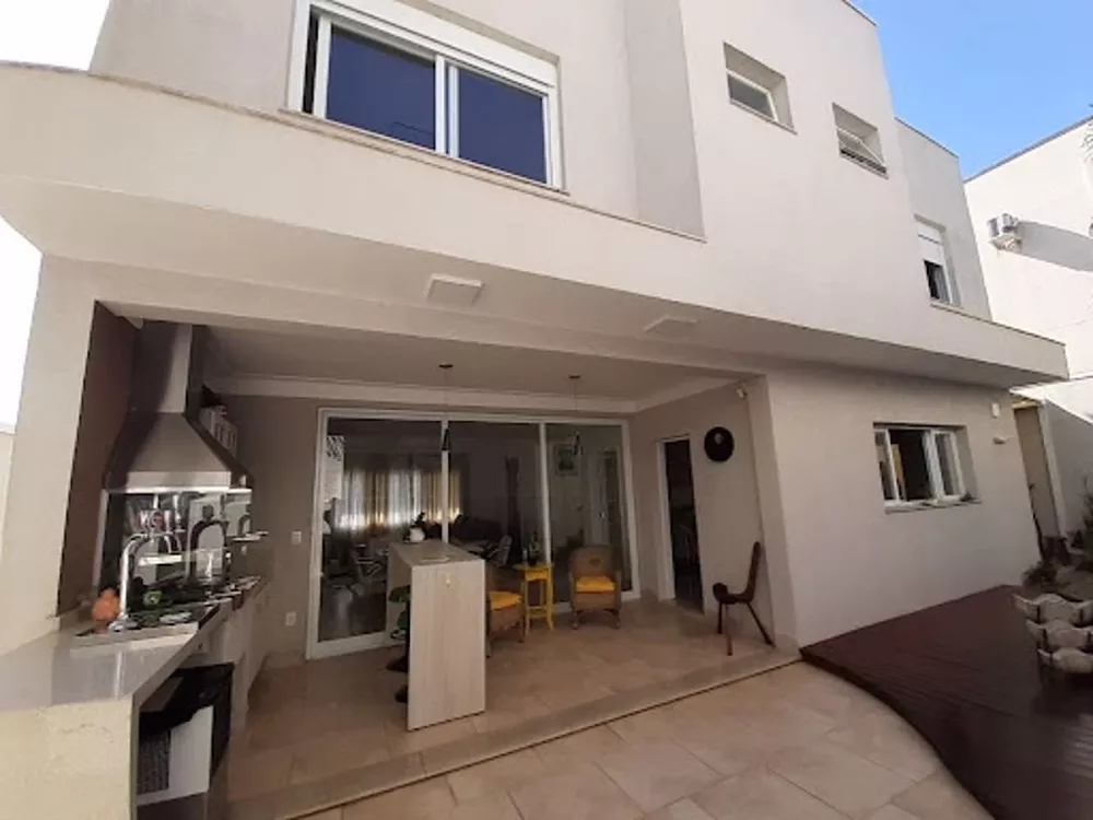 Casa à venda com 3 quartos, 250m² - Foto 1