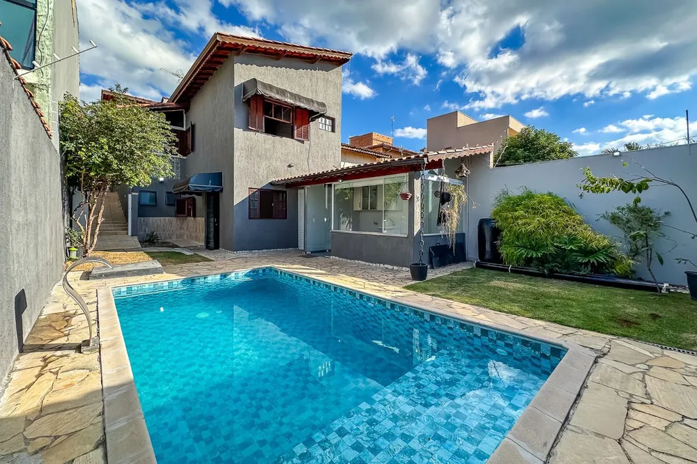 Casa, 5 quartos, 239 m² - Foto 1