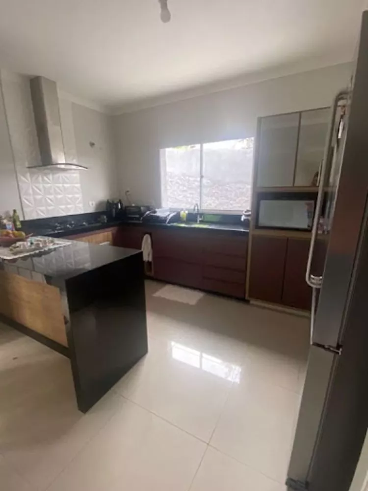 Casa à venda com 4 quartos, 220m² - Foto 3