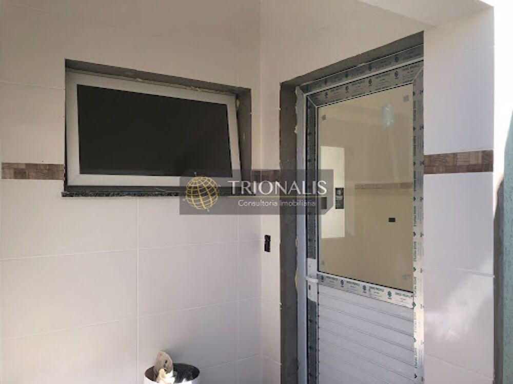 Casa à venda com 3 quartos, 81m² - Foto 1