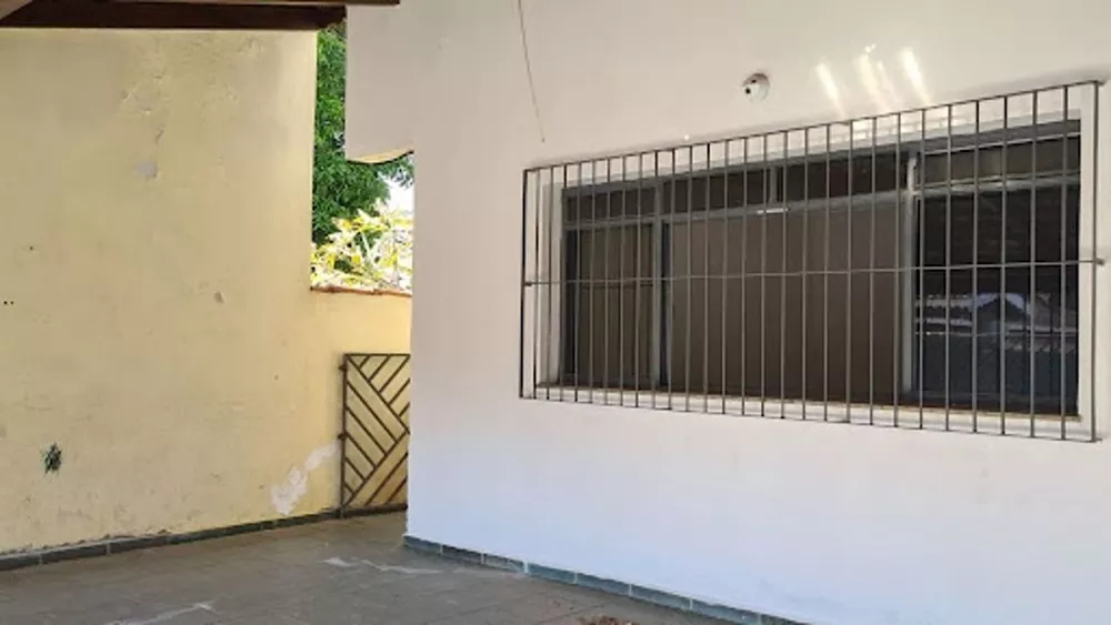 Casa à venda com 3 quartos, 226m² - Foto 1