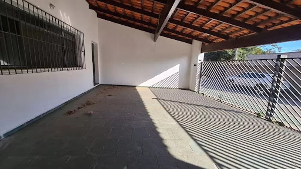 Casa à venda com 3 quartos, 226m² - Foto 2