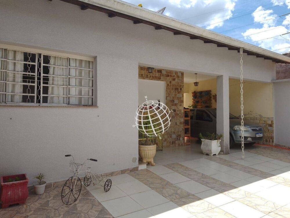 Casa à venda com 3 quartos, 186m² - Foto 1