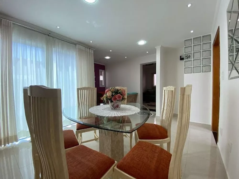 Casa à venda com 4 quartos, 137m² - Foto 1