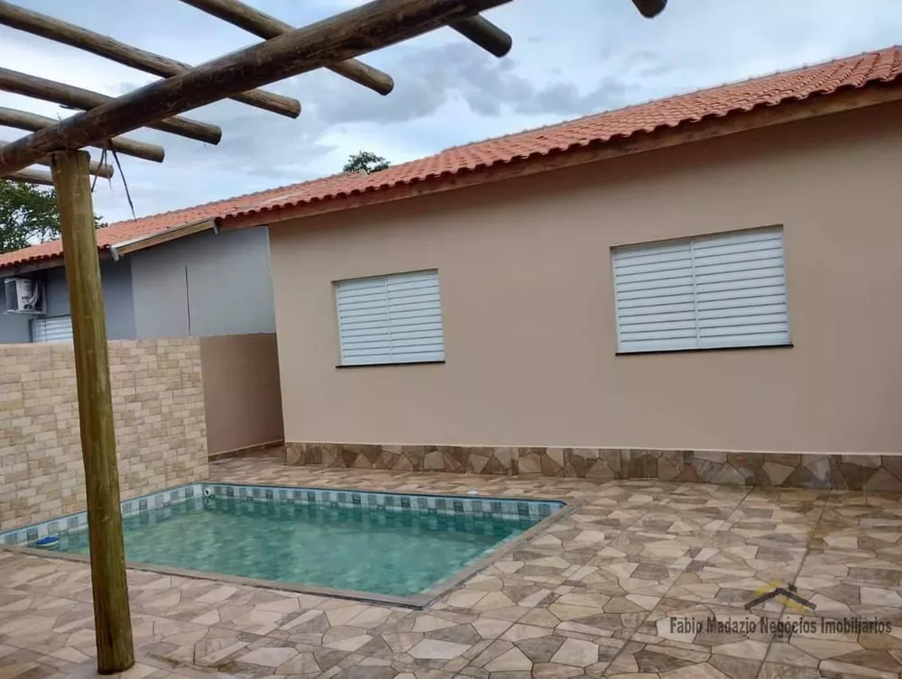 Casa à venda com 2 quartos, 100m² - Foto 1