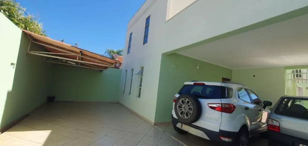 Casa à venda com 3 quartos, 300m² - Foto 2