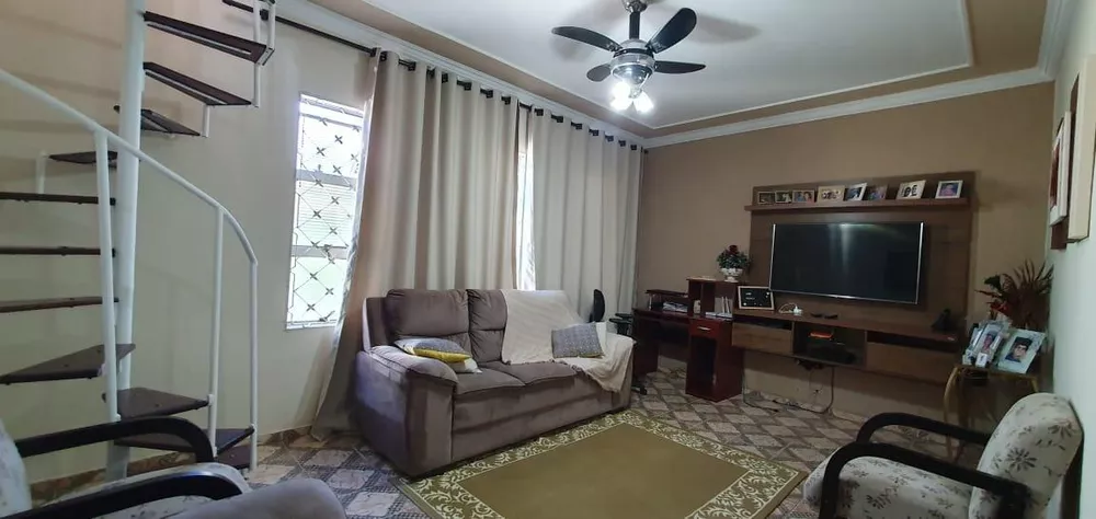 Casa à venda com 3 quartos, 300m² - Foto 1