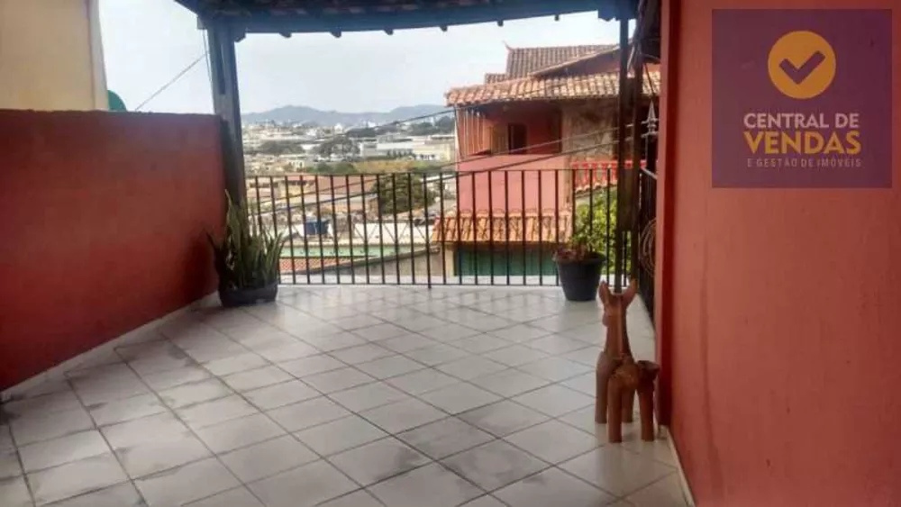 Casa à venda com 3 quartos, 360m² - Foto 1